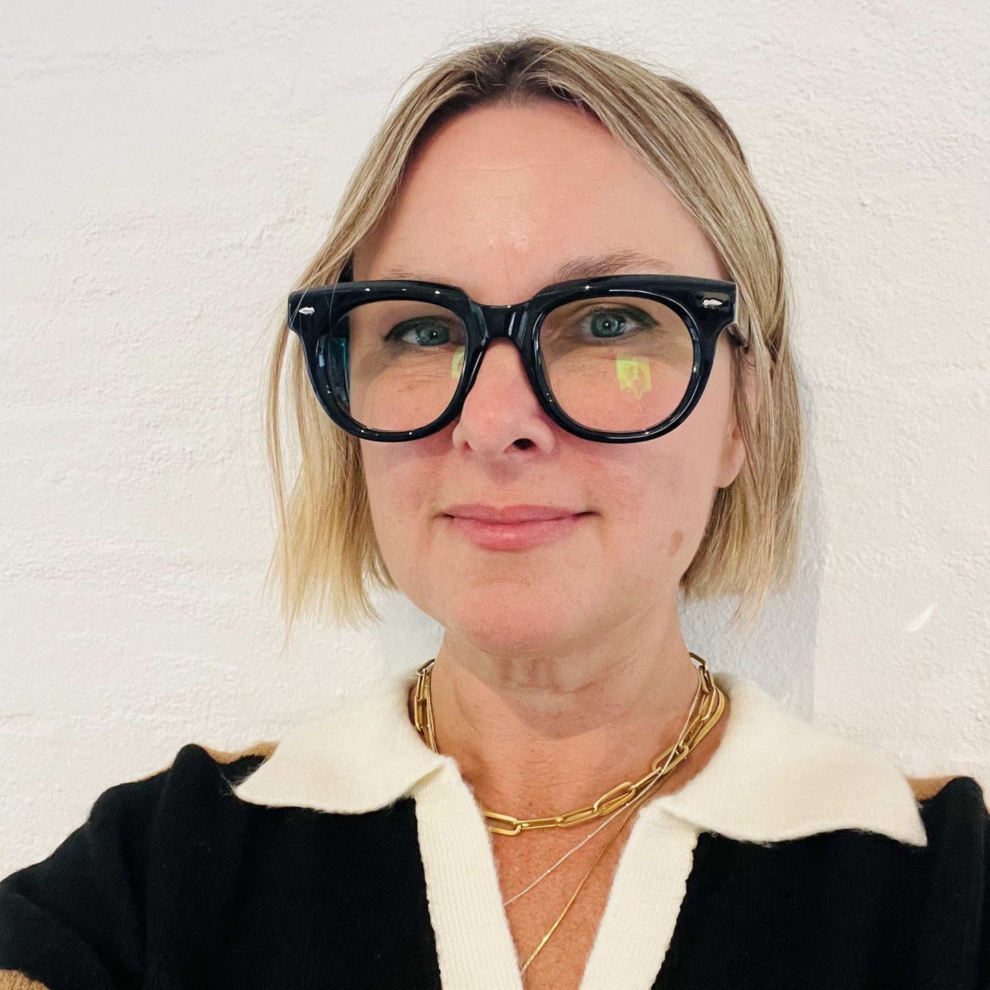 The Round reading glasses in black on a woman over 40 with presbyopia – Ministry of Sight