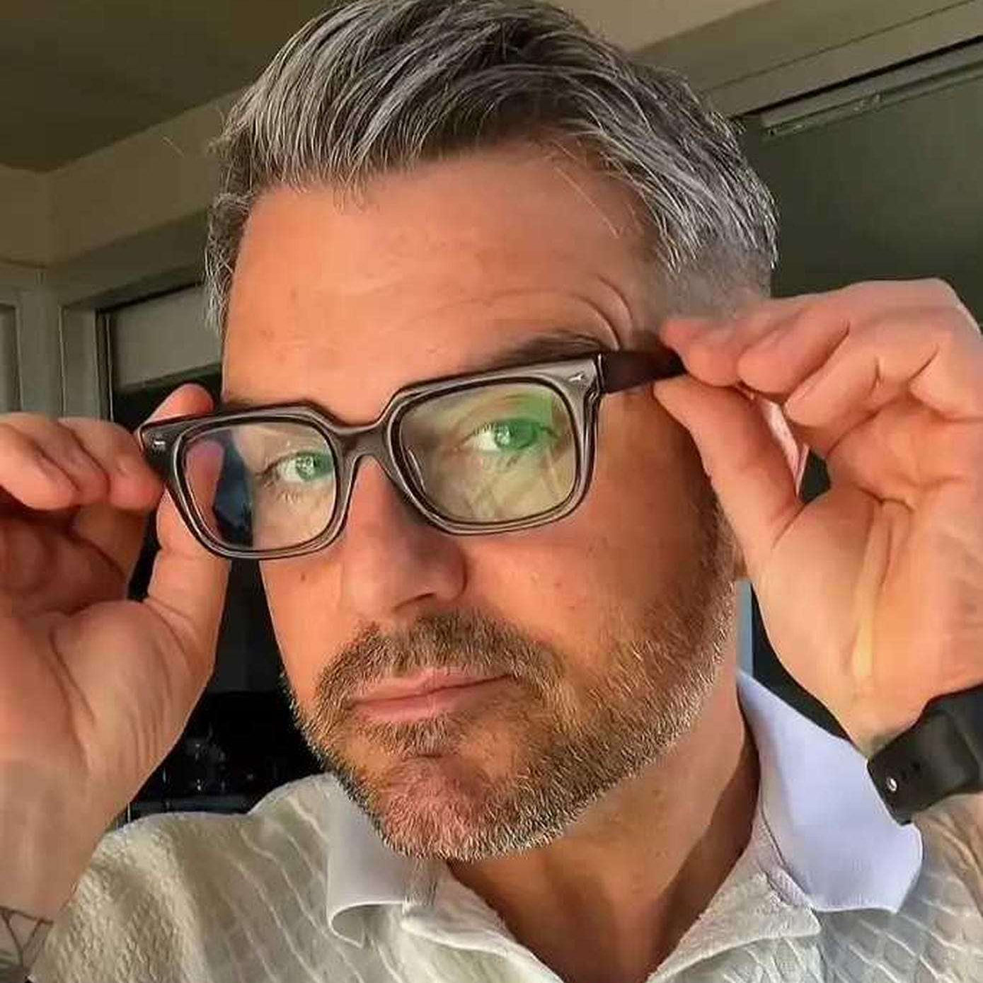 Stylish reading glasses with correct lens power