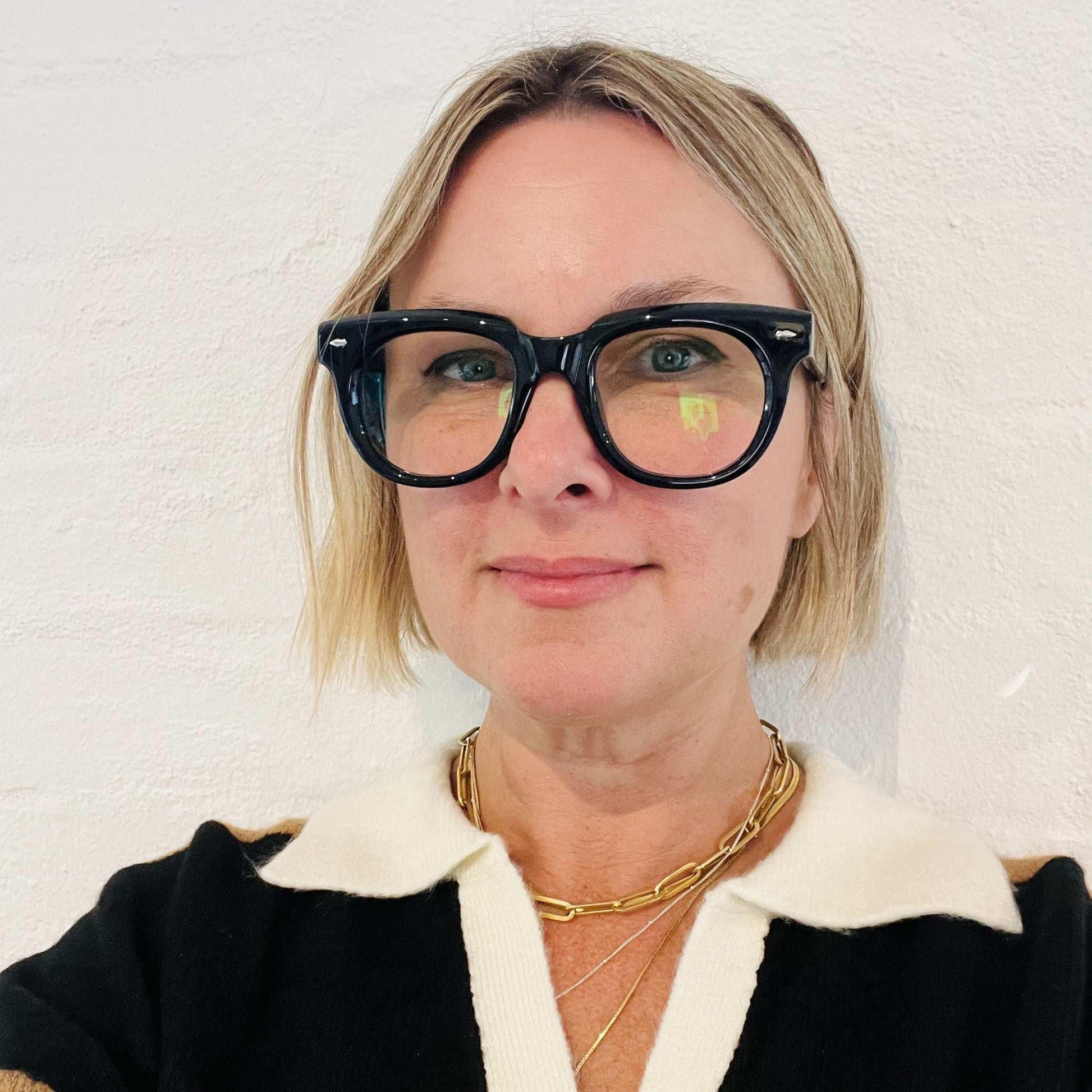 The Round reading glasses in black on a woman over 40 with presbyopia – Ministry of Sight