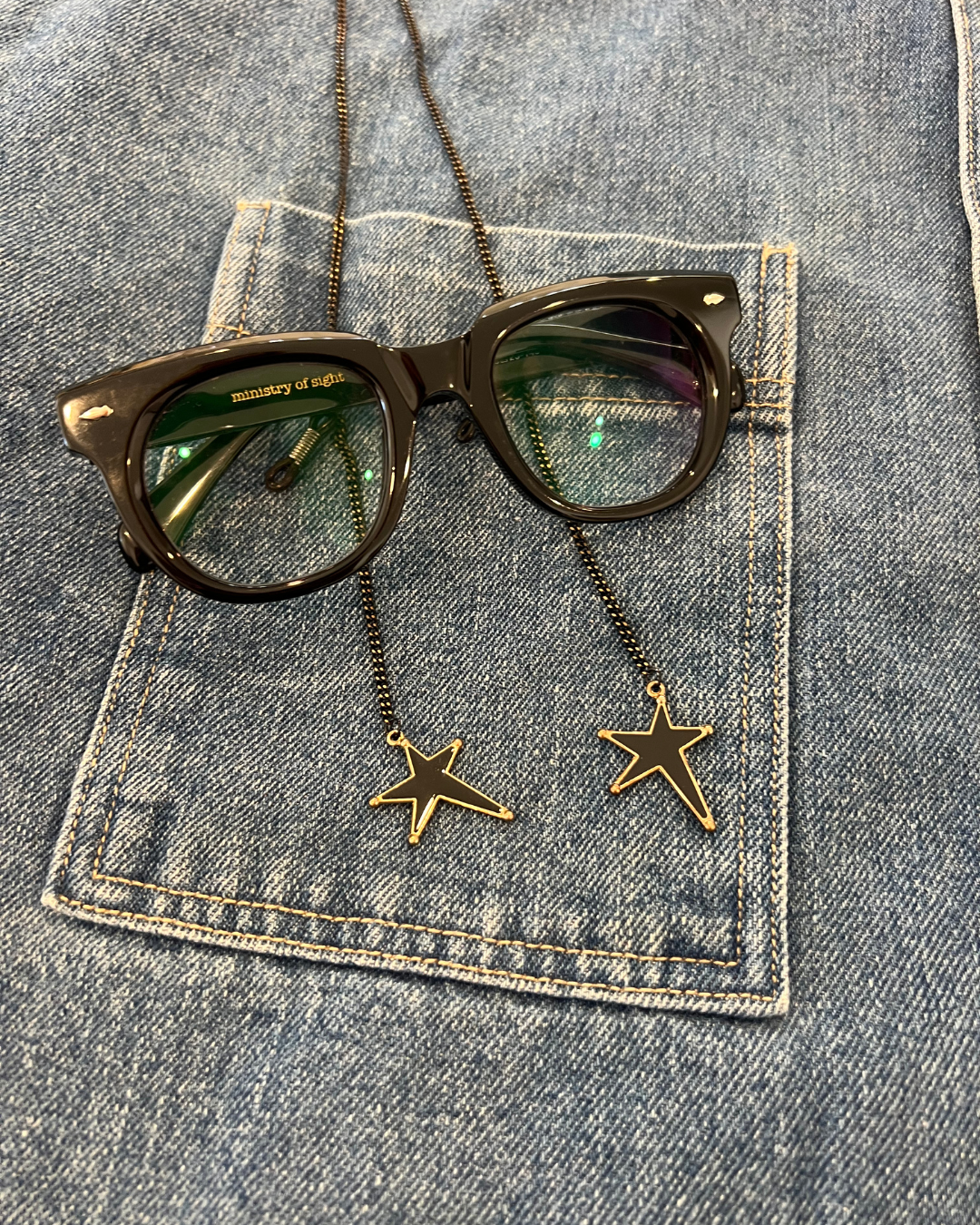 Black Stylish round readers. Glasses Chain with star details. Ministry of Sight. Keep your reading glasses close. Looks like jewellery.