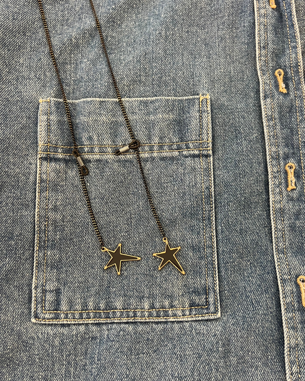 Black Stylish round readers. Glasses Chain with star details. Ministry of Sight. Keep your reading glasses close. Looks like jewellery.