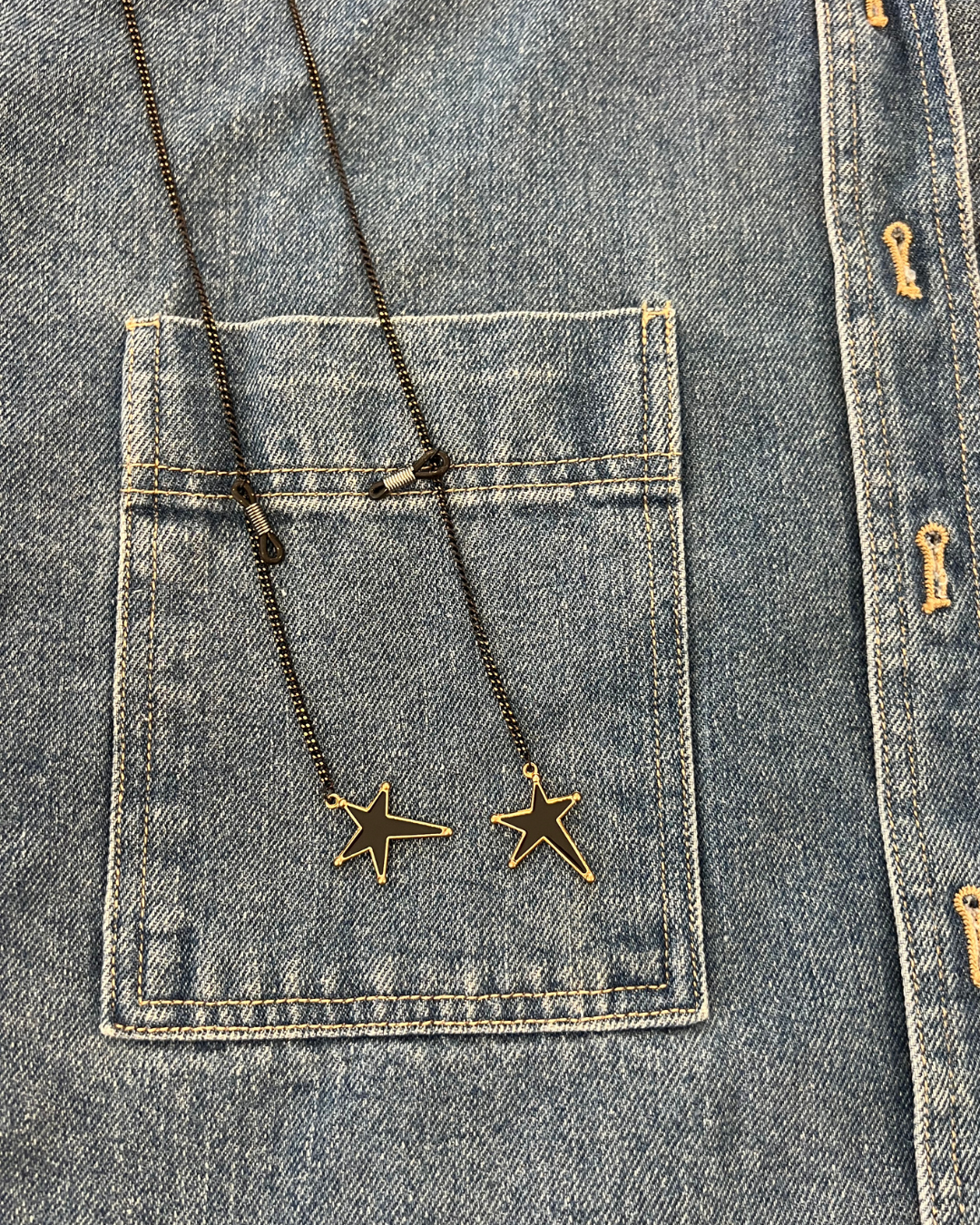 Black Stylish round readers. Glasses Chain with star details. Ministry of Sight. Keep your reading glasses close. Looks like jewellery.