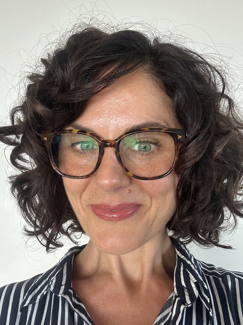 Trendy Australian Woman wearing tortoiseshell round reading glasses  - Ministry of Sight stylish readers - The Mod readers