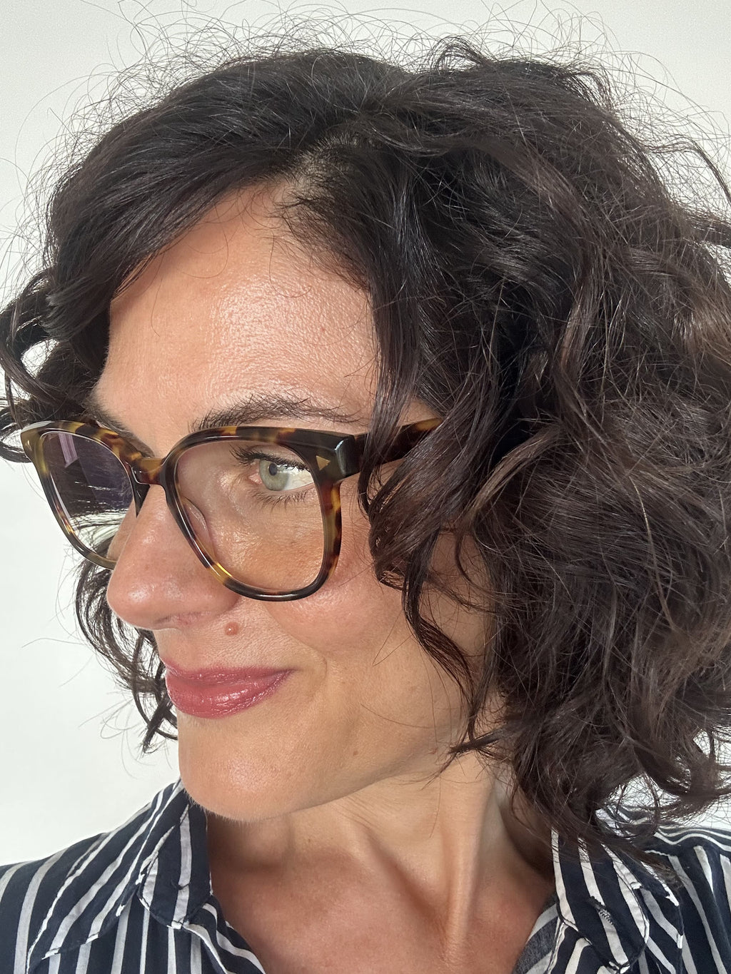Trendy Australian Woman wearing tortoiseshell round reading glasses  - Ministry of Sight stylish readers - The Mod readers