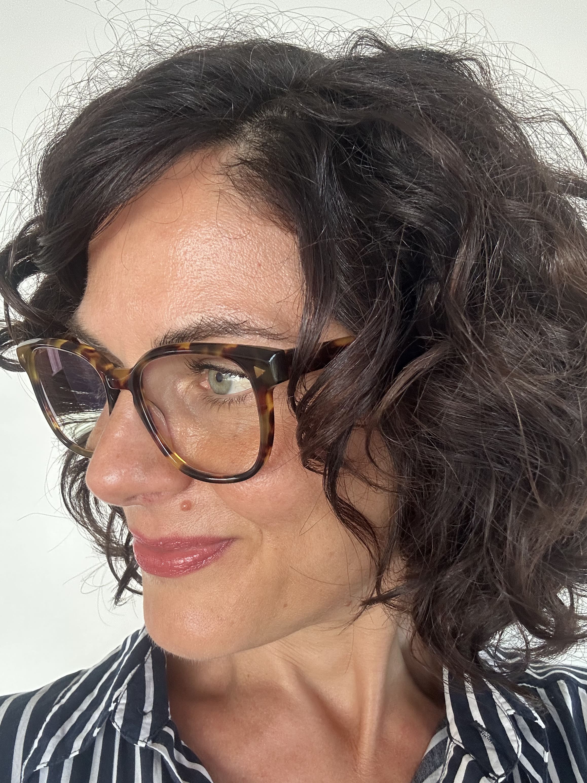 Trendy Australian Woman wearing tortoiseshell round reading glasses  - Ministry of Sight stylish readers - The Mod readers