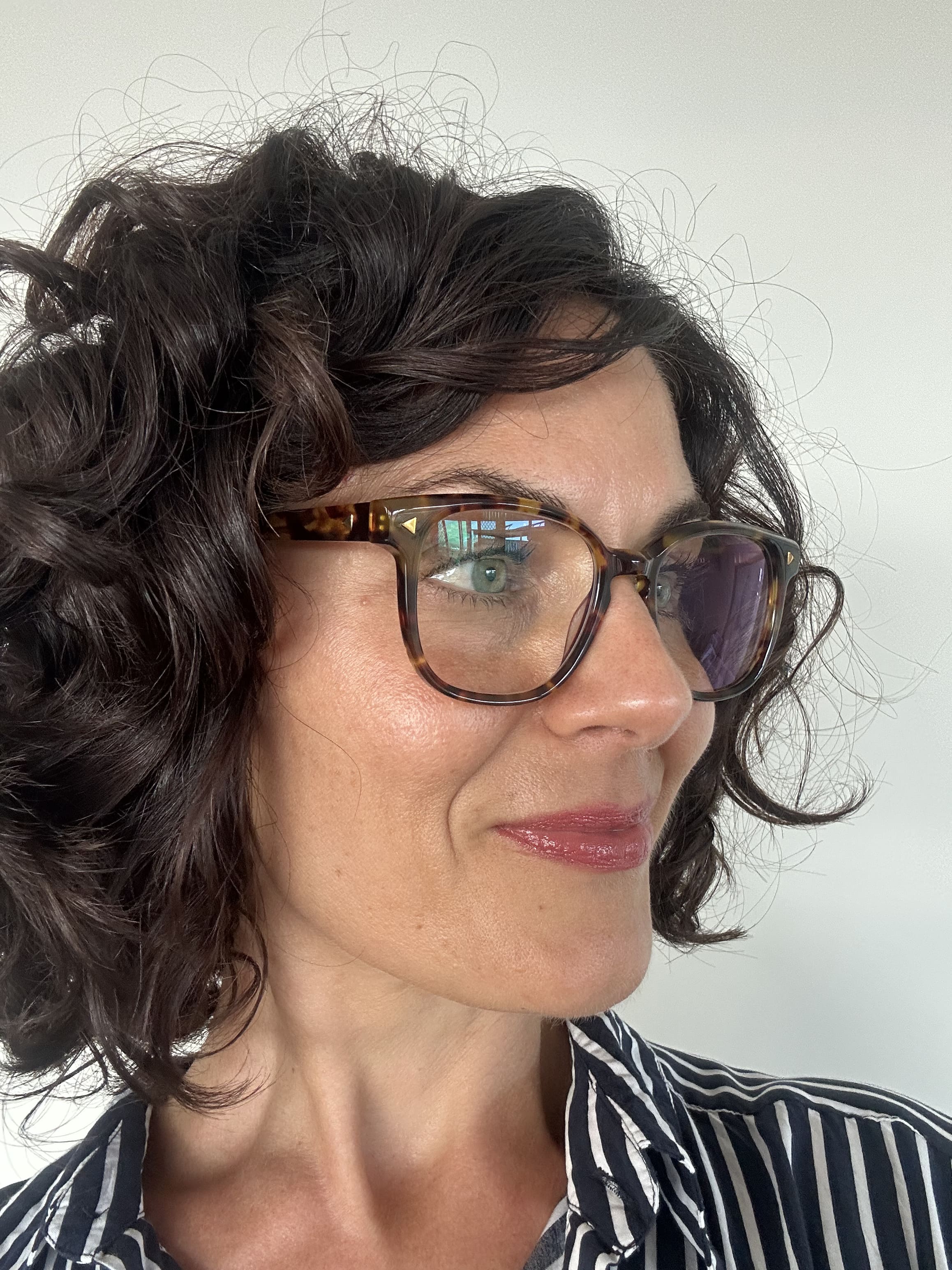 Trendy Australian Woman wearing tortoiseshell round reading glasses  - Ministry of Sight stylish readers - The Mod readers