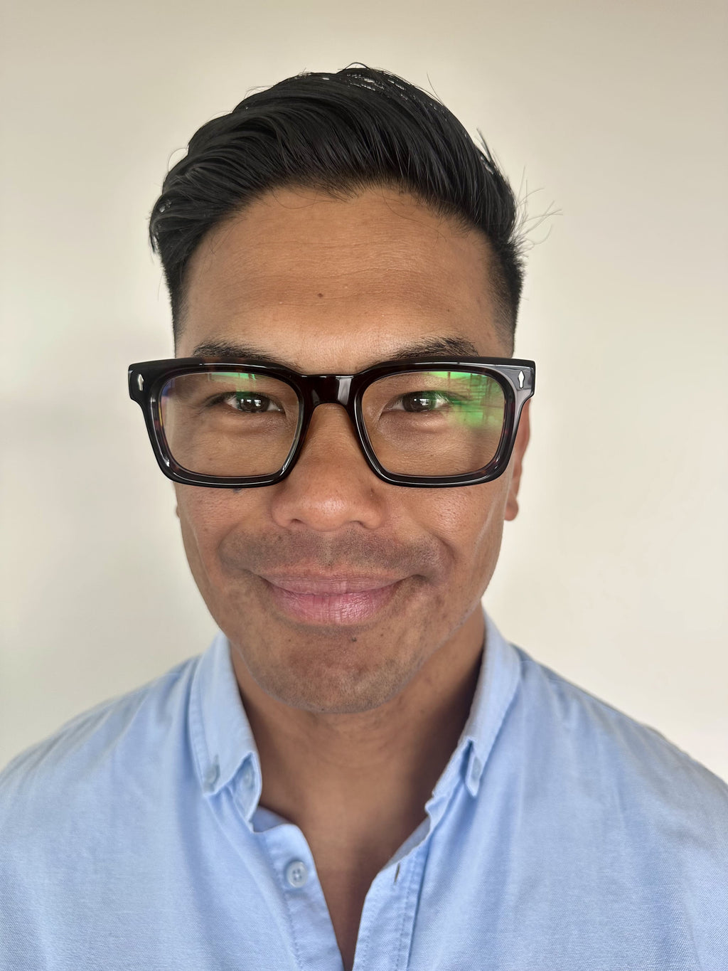 Australian stylish man over 40 wearing square tortoiseshell reading glasses - Ministry of Sight readers