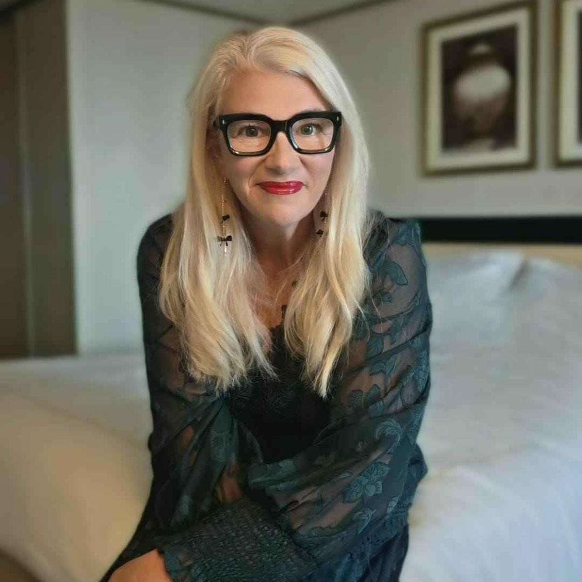 Elegant Woman wearing green reading glasses with acetate frames and premium blue-light blocking lenses - ministry of sight readers