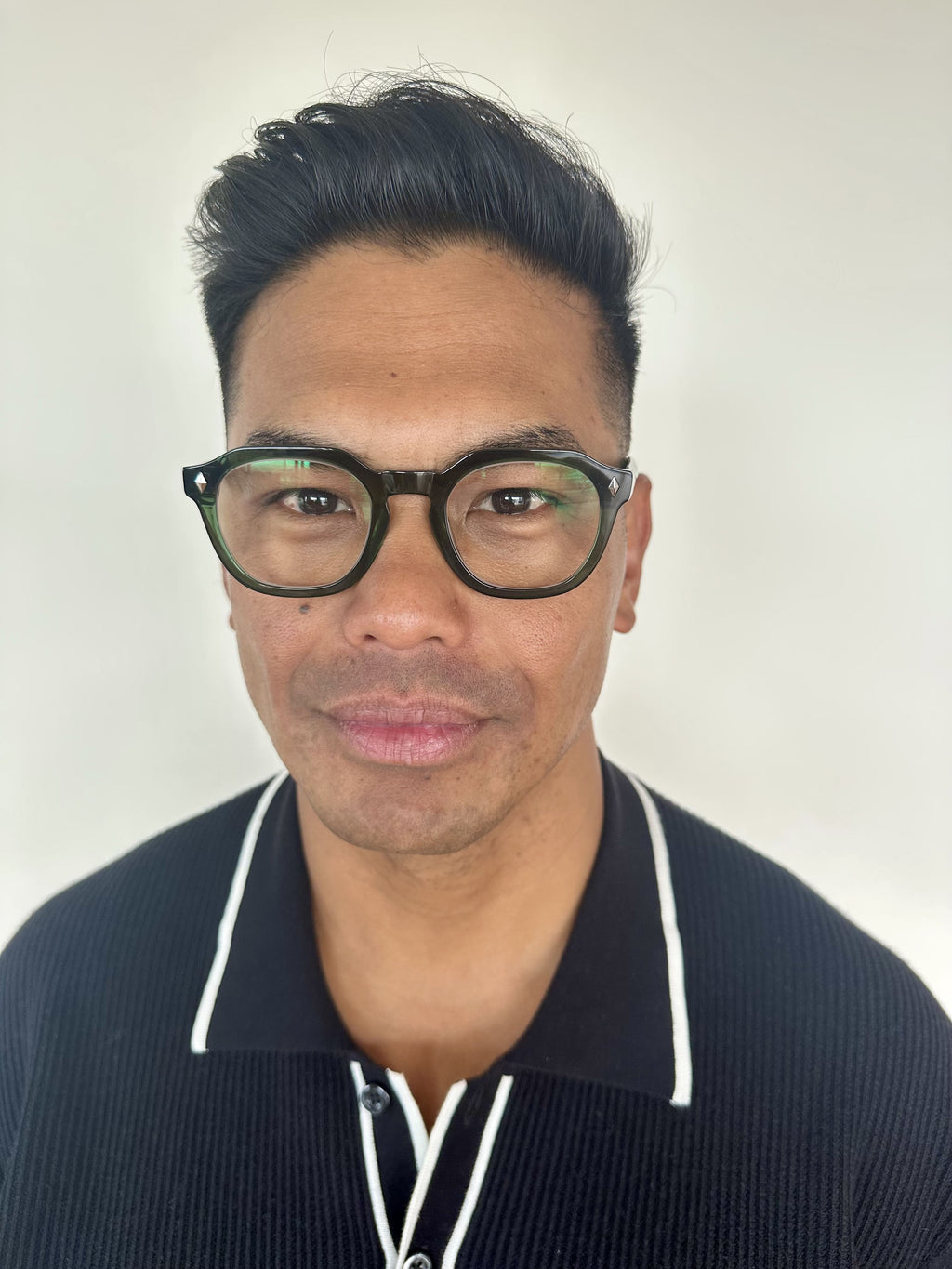 Stylish man wearing The Vintage ministry of sight - flat top reading glasses - green readers - ministry of sight