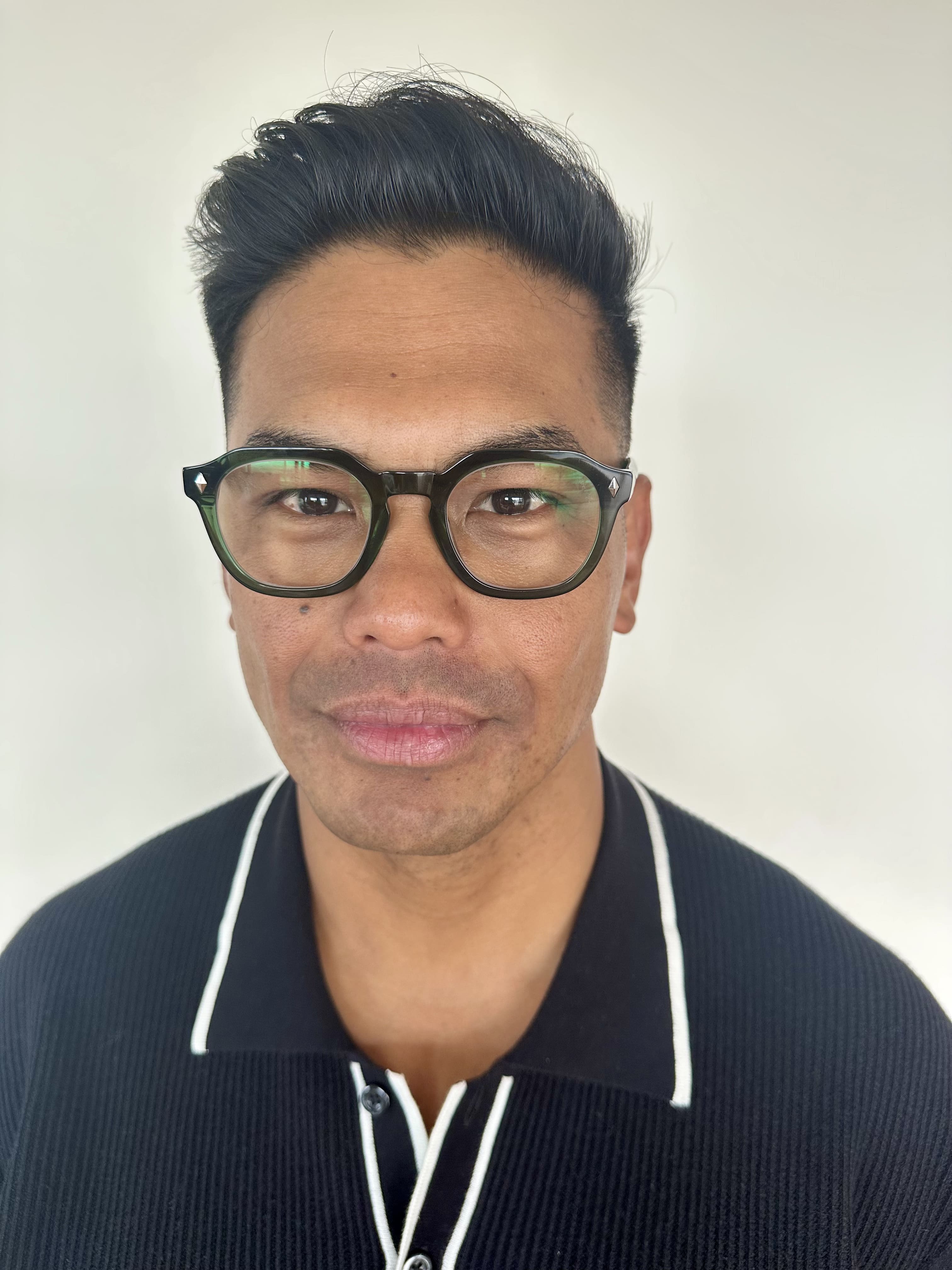 Stylish man wearing The Vintage ministry of sight - flat top reading glasses - green readers - ministry of sight