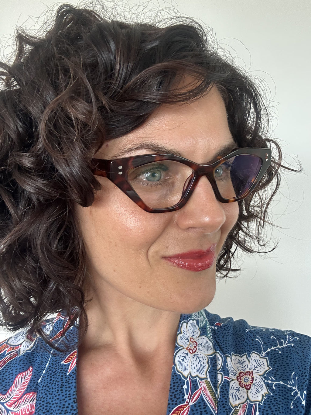 Stylish Australian woman wearing cat-eye tortoiseshell reading glasses - Ministry of Sight readers