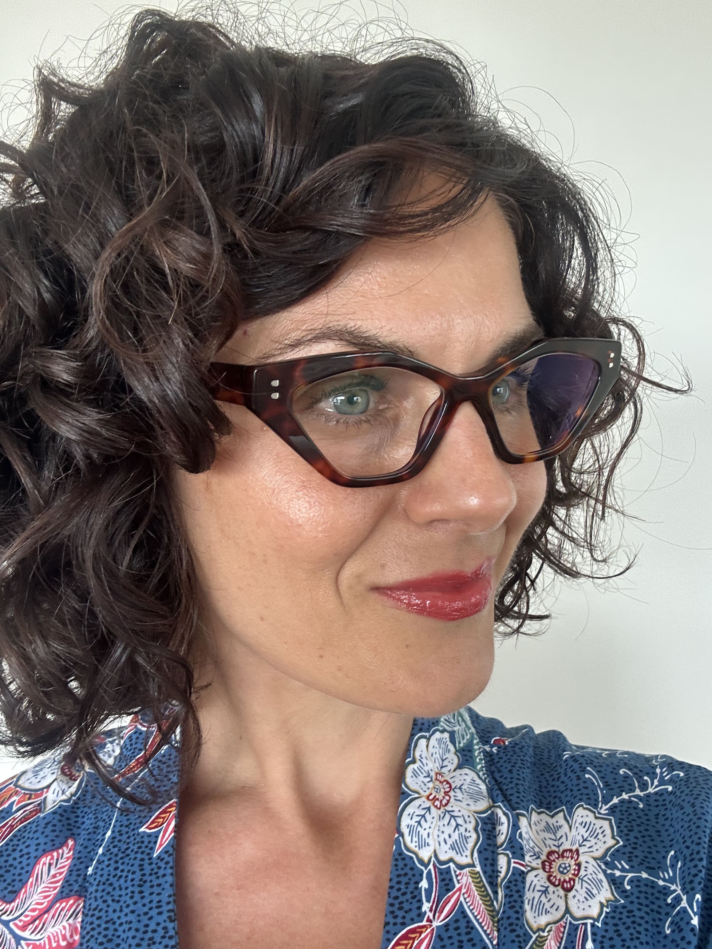 Stylish Australian woman wearing cat-eye tortoiseshell reading glasses - Ministry of Sight readers