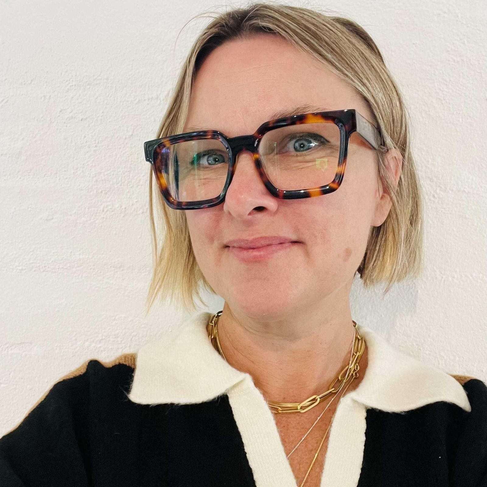 Australian woman wearing tortoiseshell square reading glasses - Ministry of Sight - The Square readers