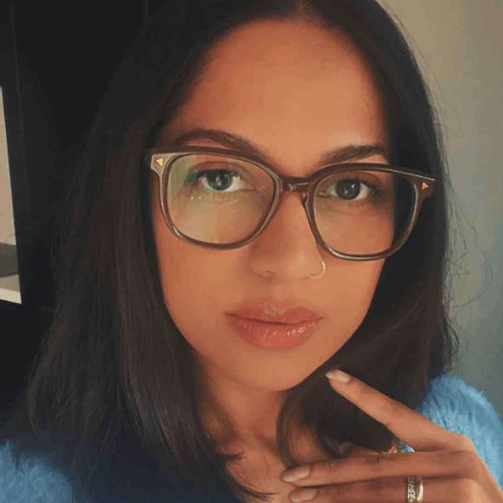 Close-up of a woman wearing chocolate brown round glasses with a neutral background - Ministry of Sight stylish readers - The Mod