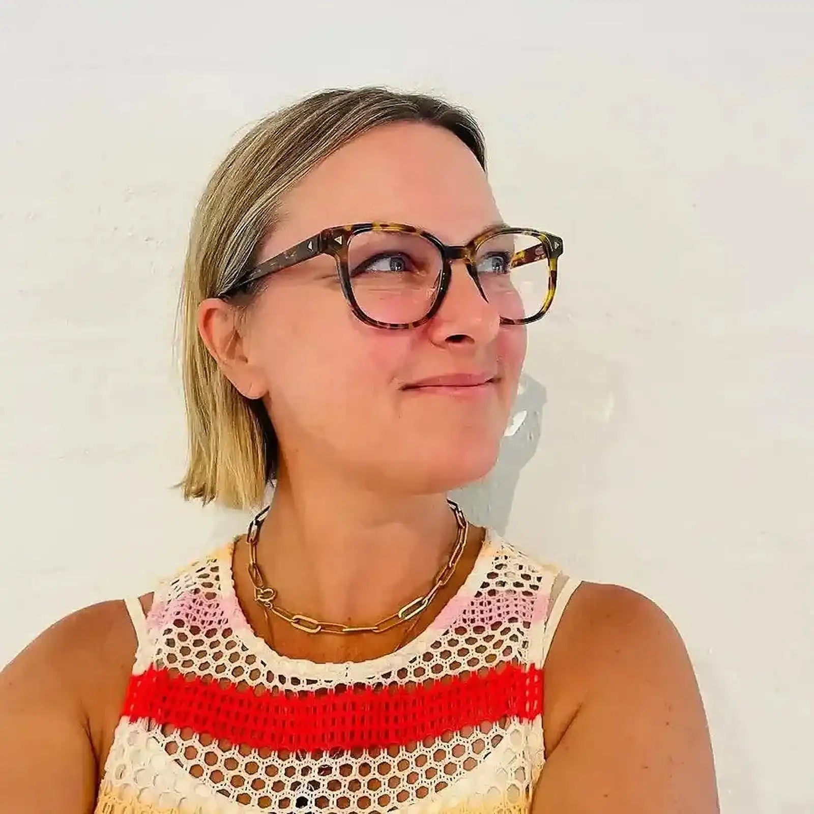 Australian woman wearing stylish tortoiseshell round readers - The Mod reading glasses - Ministry of Sight