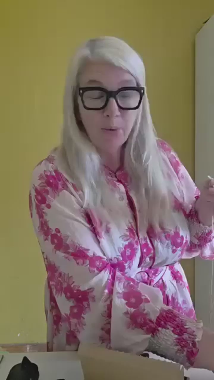 And Samantha also finished with a glasses chain to keep her readers close at hand.
Because losing your reading glasses is so last year 😉